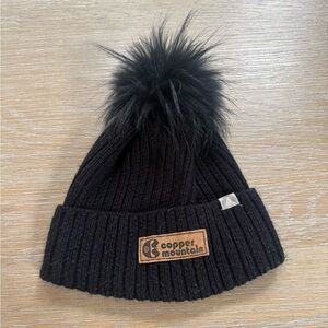 Copper Mountain women’s black ribbed coon fur Pom winter hat one size